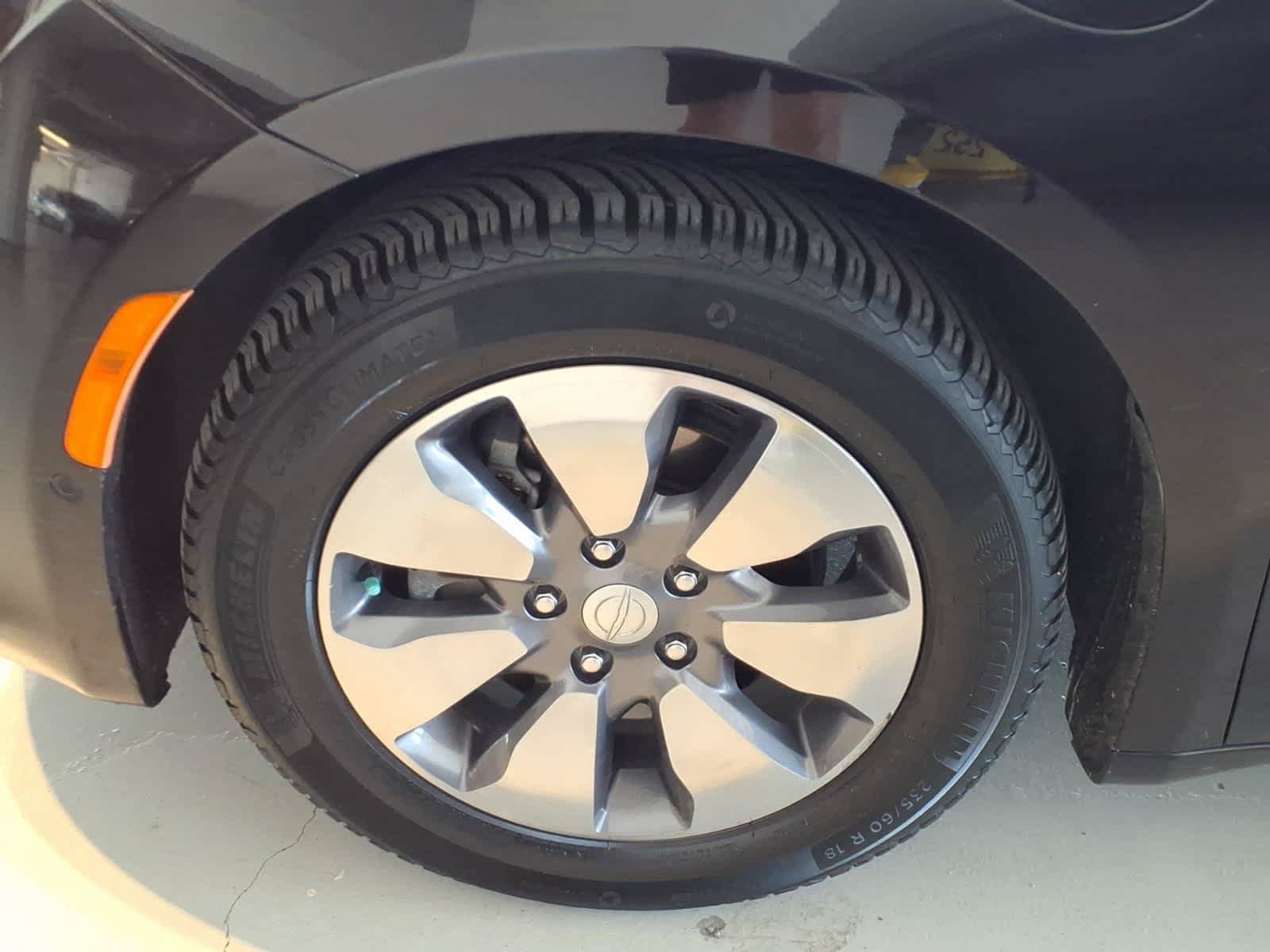 Used 2018 Chrysler Pacifica Limited w/ Advanced Safetytec Group FWD image 8