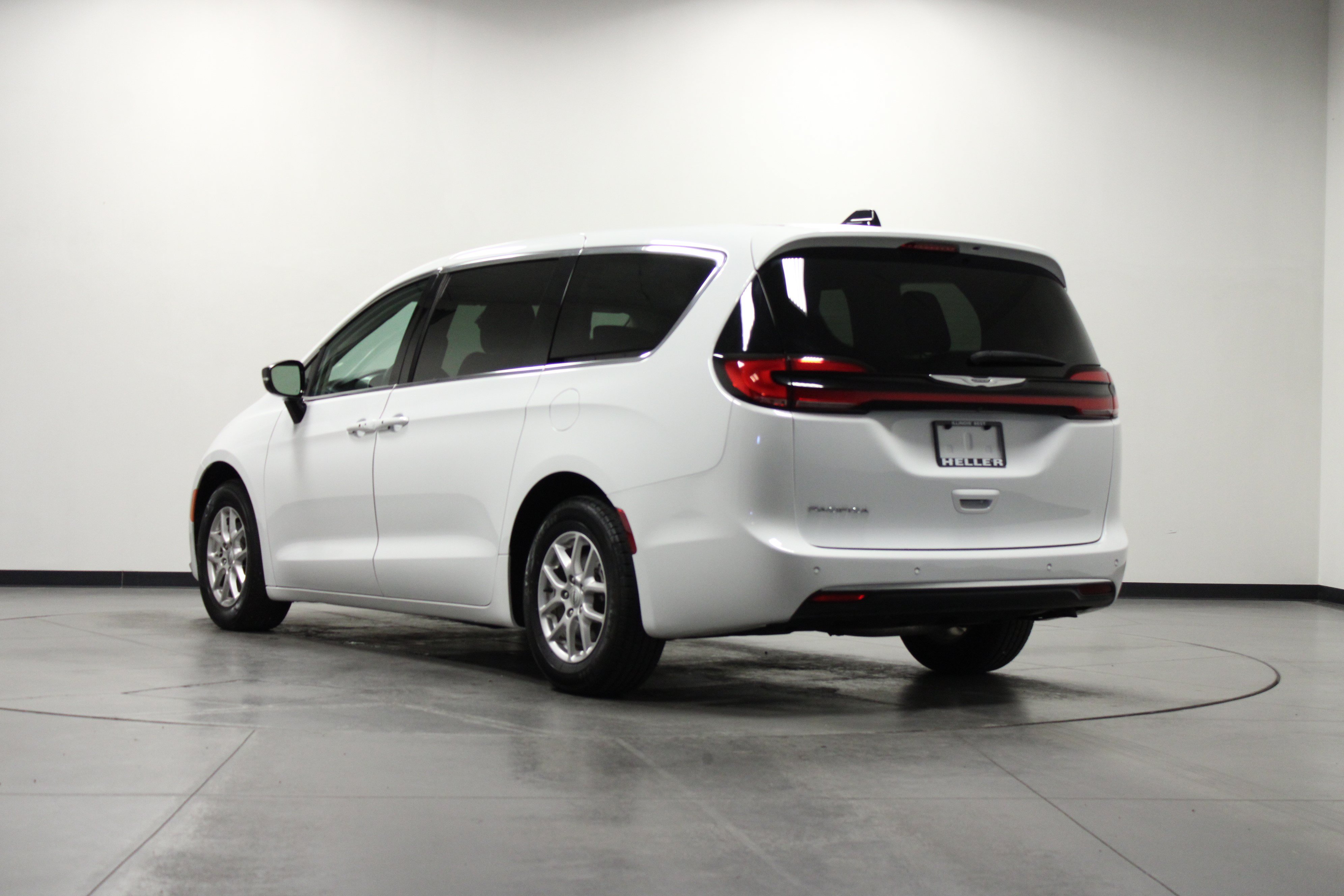 Used 2024 Chrysler Pacifica Touring-L FWD image 6