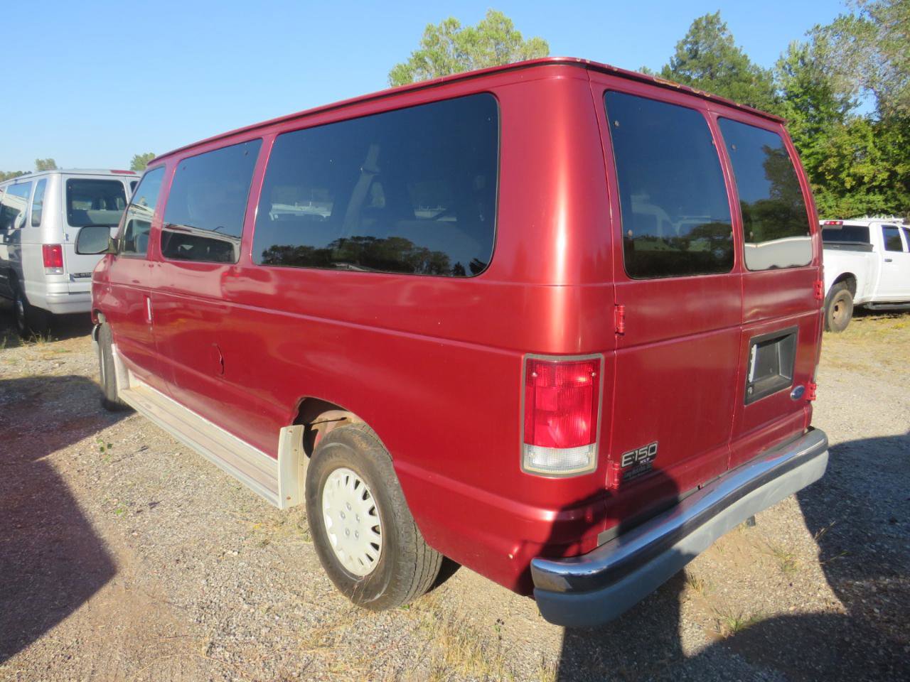 Used 1999 Ford E-150 and Econoline 150 Wagon RWD image 8