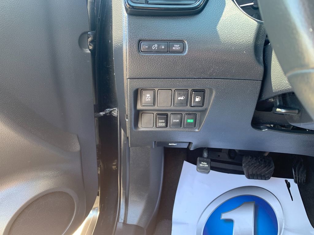 Used 2018 Nissan Rogue SV image 32