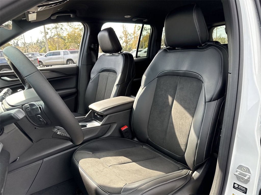 New 2025 Jeep Grand Cherokee Altitude image 11