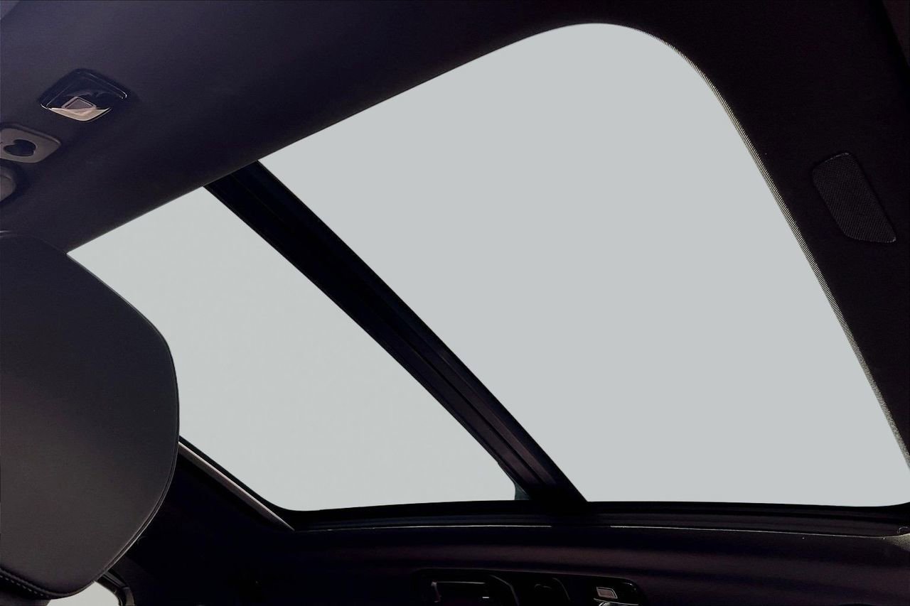 Used 2022 Volvo XC60 B5 R-Design w/ Advanced Package image 16