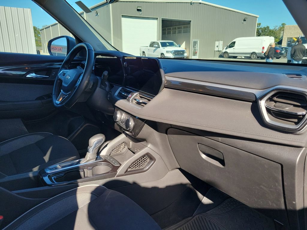 Used 2024 Chevrolet TrailBlazer LT w/ LT Cold Weather Package image 34