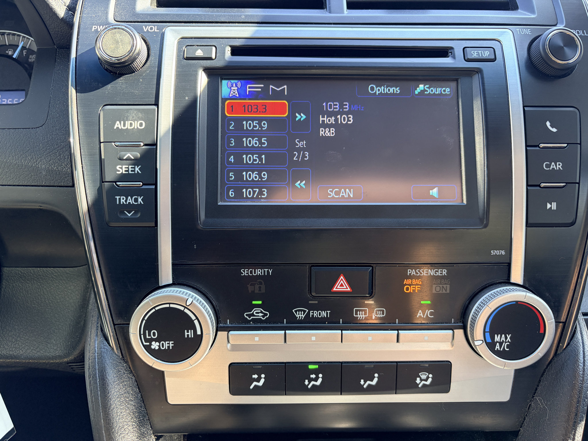 Used 2014 Toyota Camry SE FWD image 11