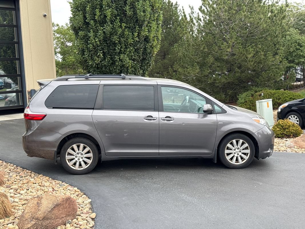 Used 2017 Toyota Sienna LE AWD/4WD image 9