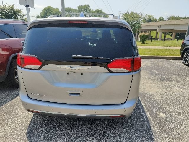 Used 2018 Chrysler Pacifica Touring-L FWD image 9