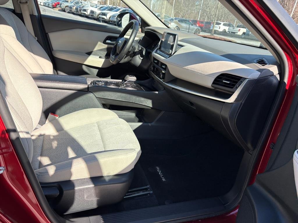 Used 2025 Nissan Rogue SV image 18