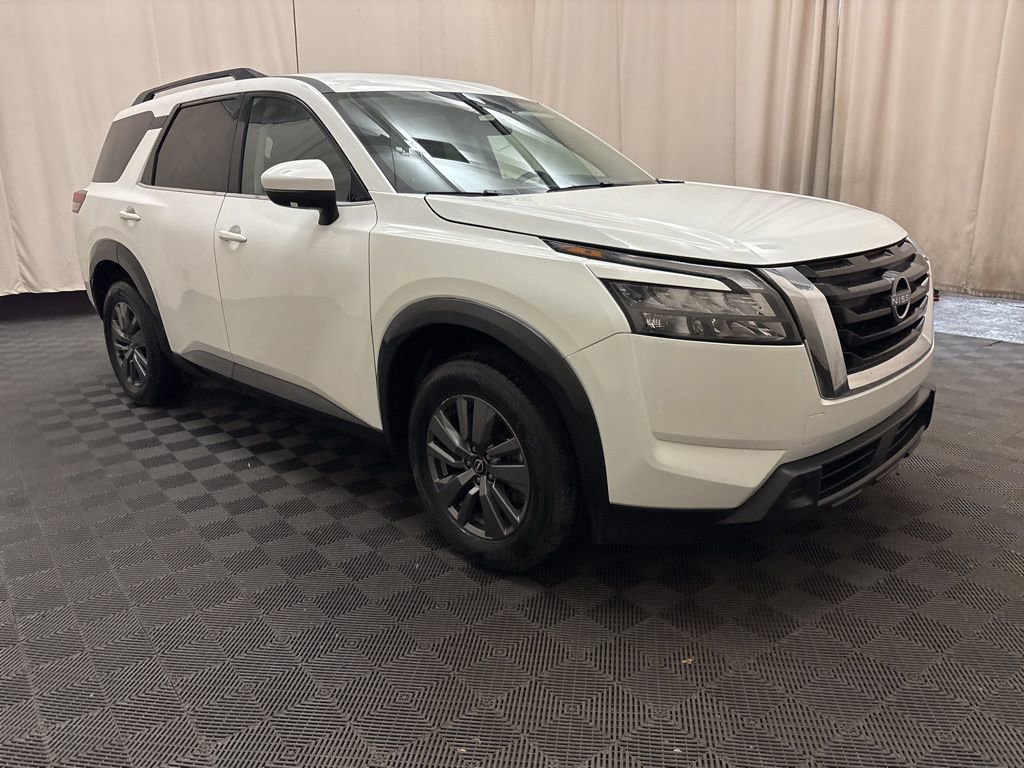Used 2025 Nissan Pathfinder SV image 3
