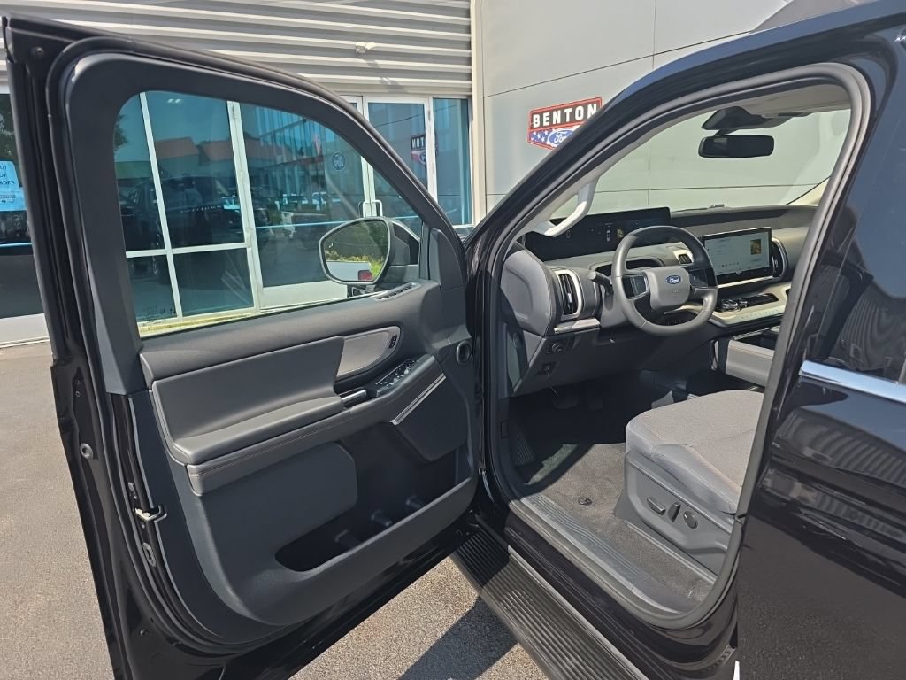 Used 2025 Ford Expedition Max Active AWD/4WD image 11