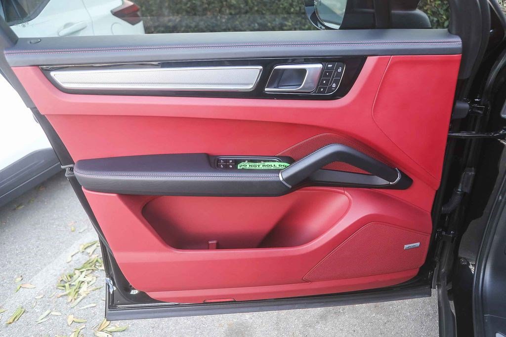 Used 2023 Porsche Cayenne Platinum Edition image 22