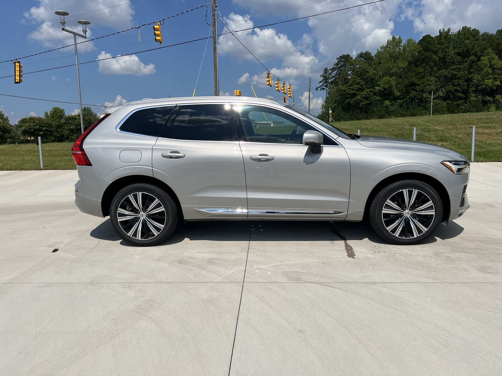 Used 2023 Volvo XC60 B5 Plus w/ Protection Package Premier FWD image 9