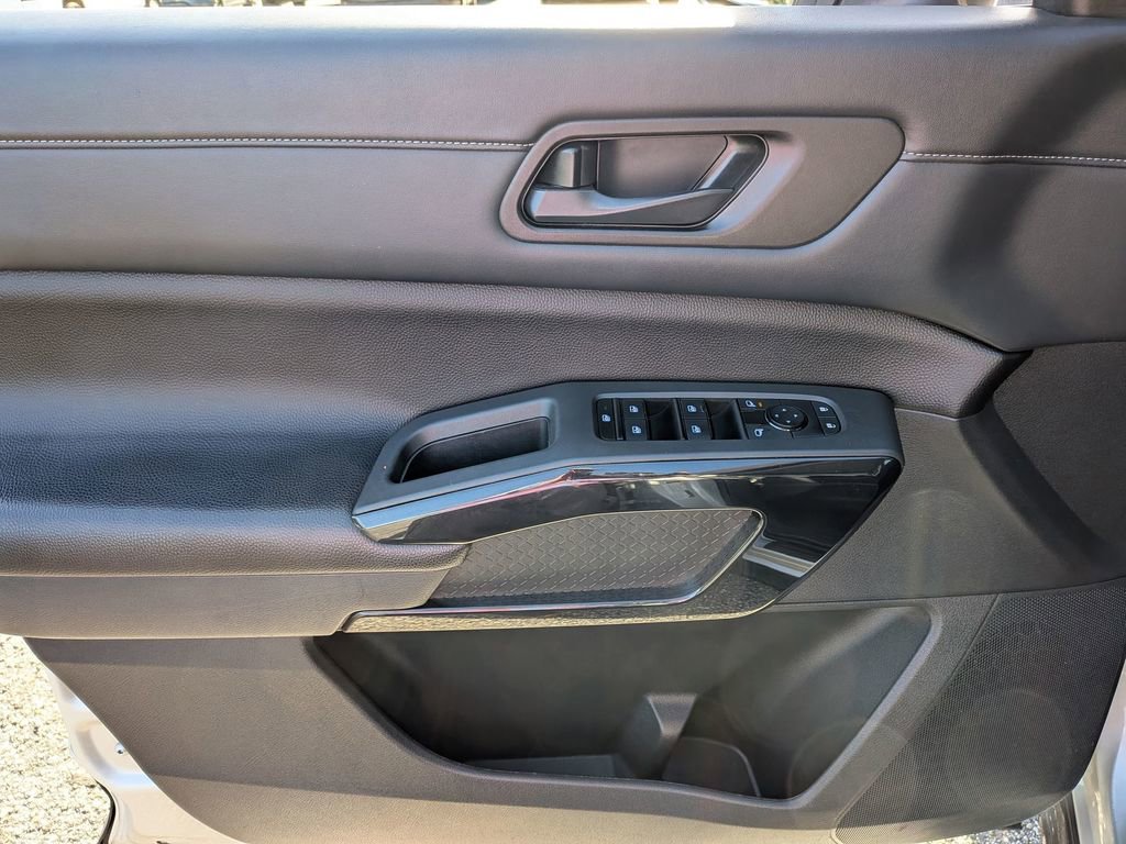 Used 2024 Nissan Pathfinder SV image 32