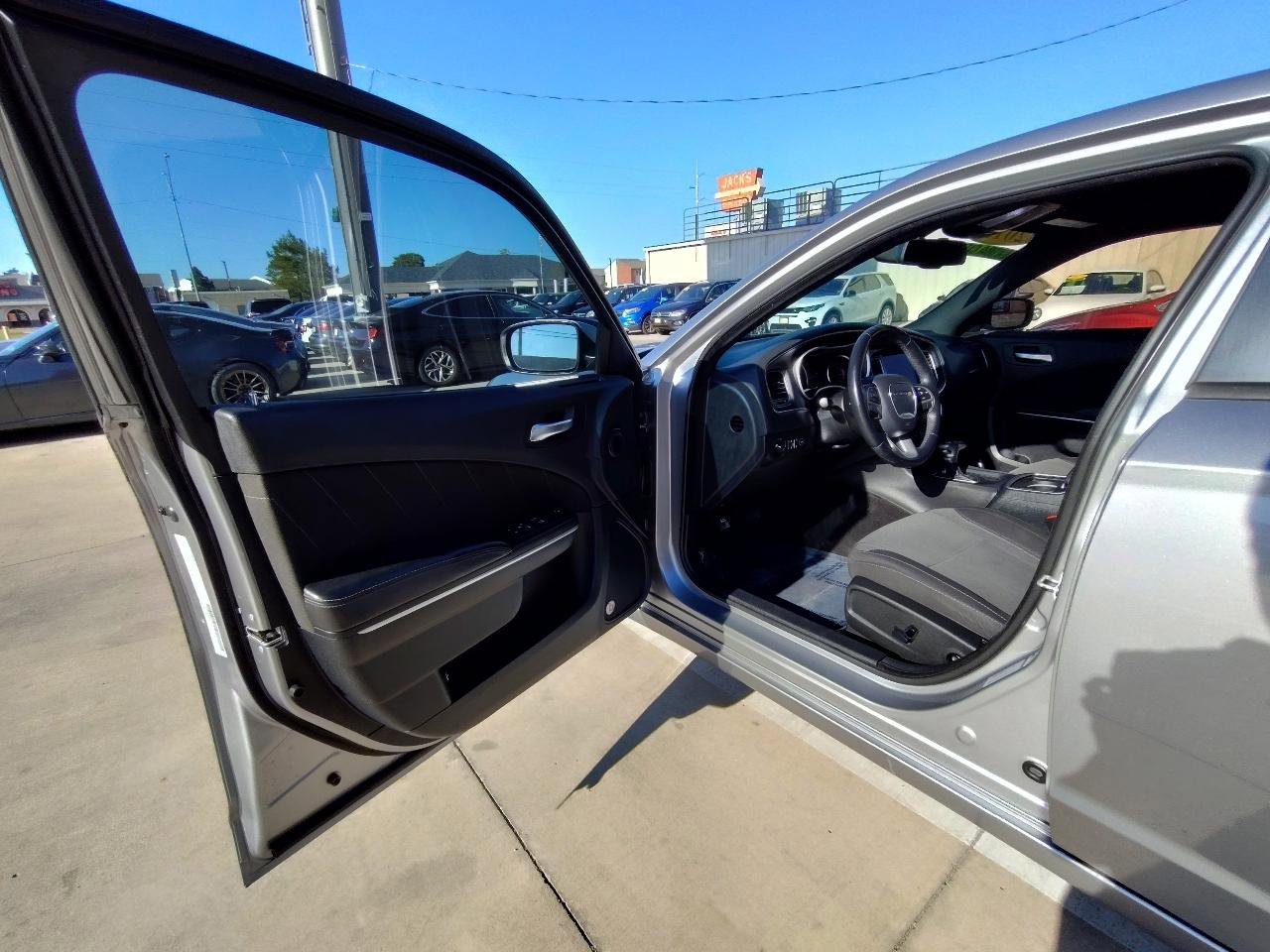 Used 2015 Dodge Charger SXT RWD image 14