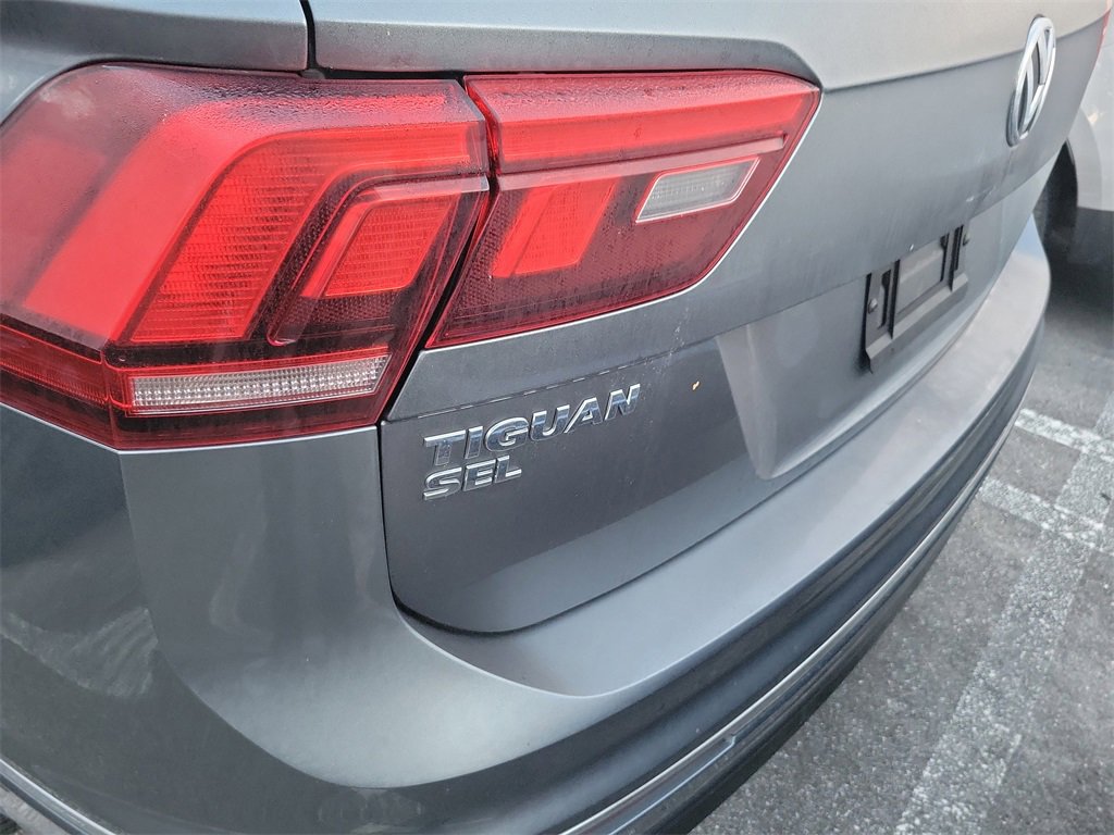 Used 2018 Volkswagen Tiguan SEL Premium w/ R-Line Package image 9