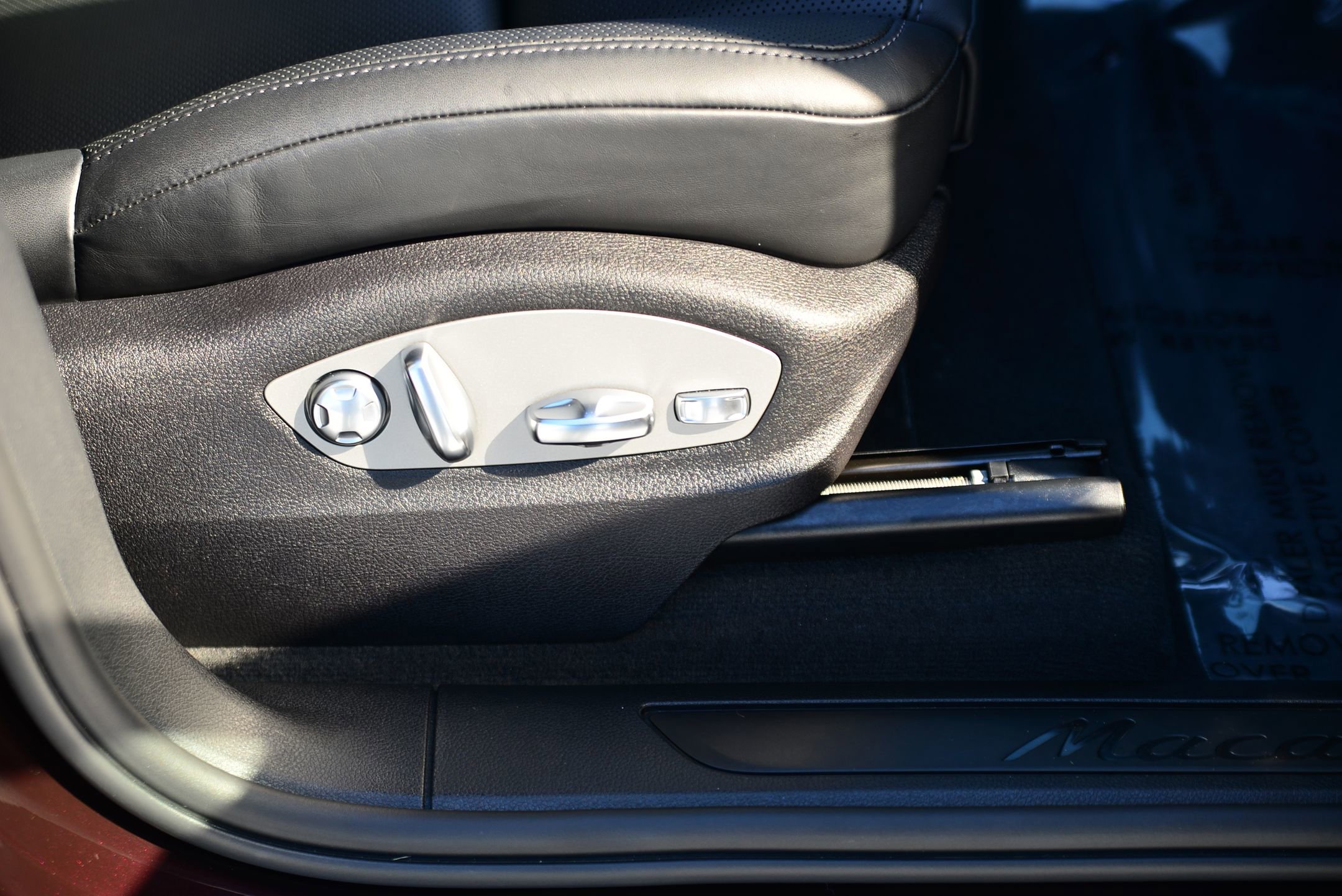 Certified 2025 Porsche Macan image 14