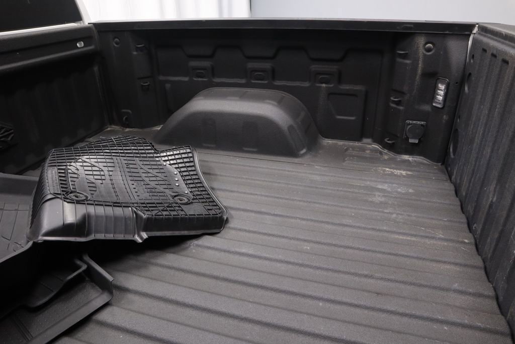 Used 2022 Chevrolet Silverado 1500 High Country w/ High Country Premium Package AWD/4WD image 16