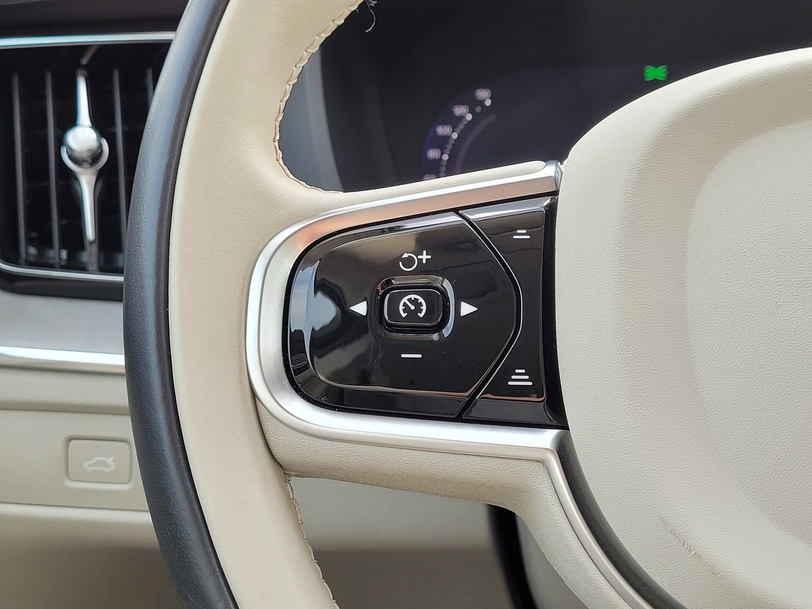 Certified 2023 Volvo XC60 B6 Ultimate w/ Climate Package image 19