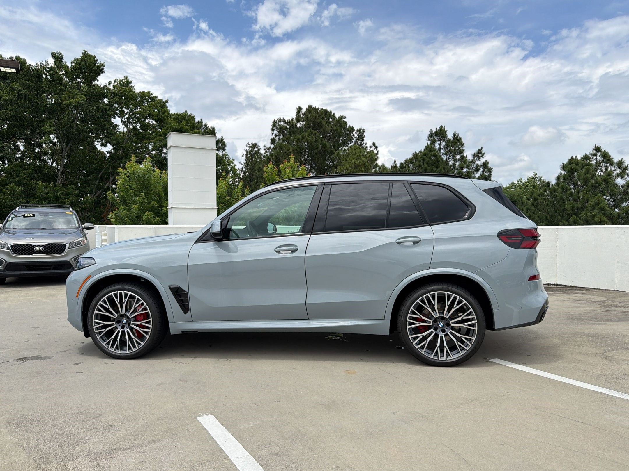 New 2026 BMW X5 xDrive40i w/ M Sport Package AWD/4WD image 2