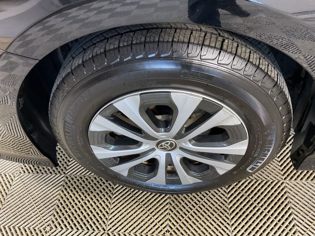 Used 2021 Toyota Prius LE image 5