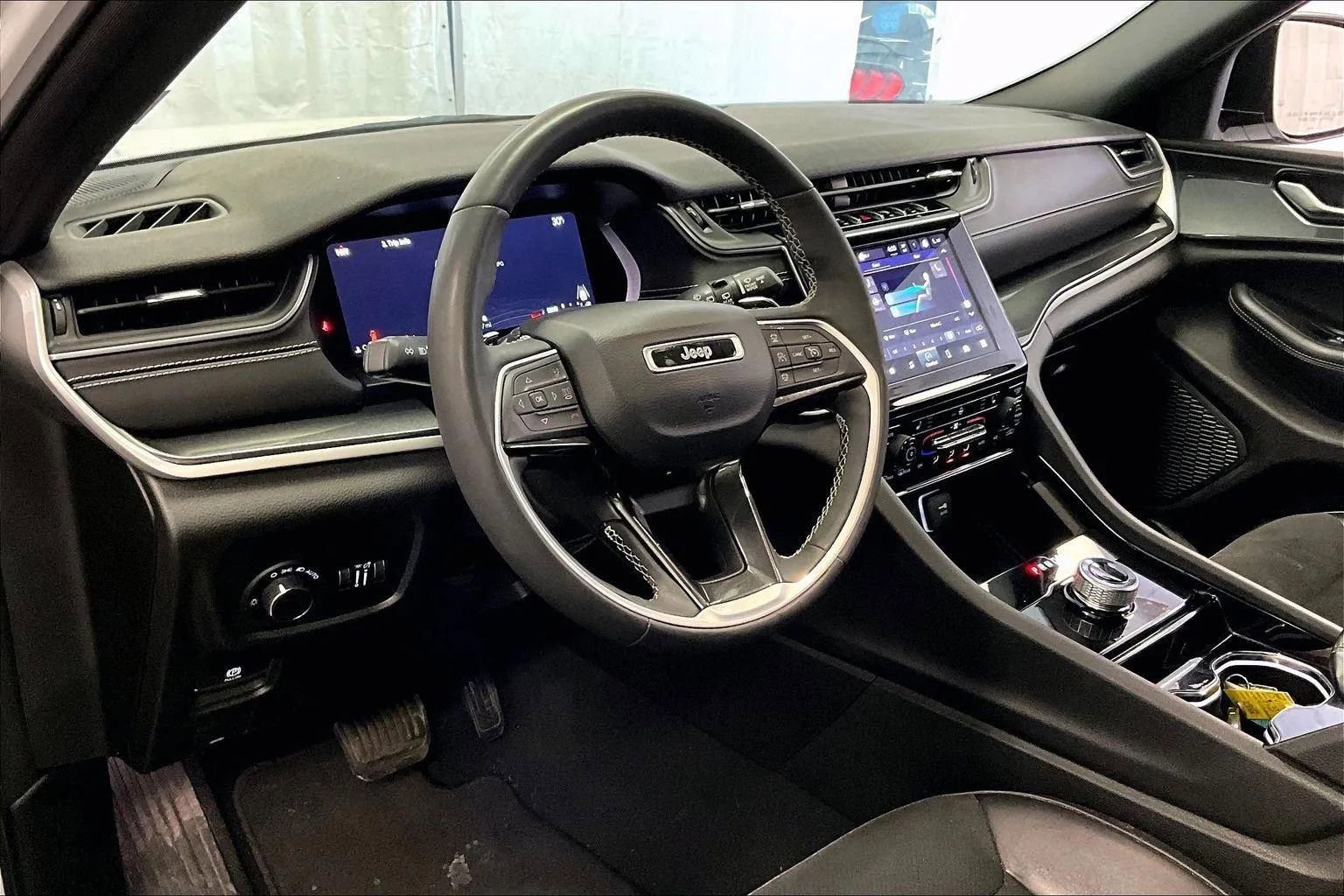 Used 2023 Jeep Grand Cherokee L Laredo image 12