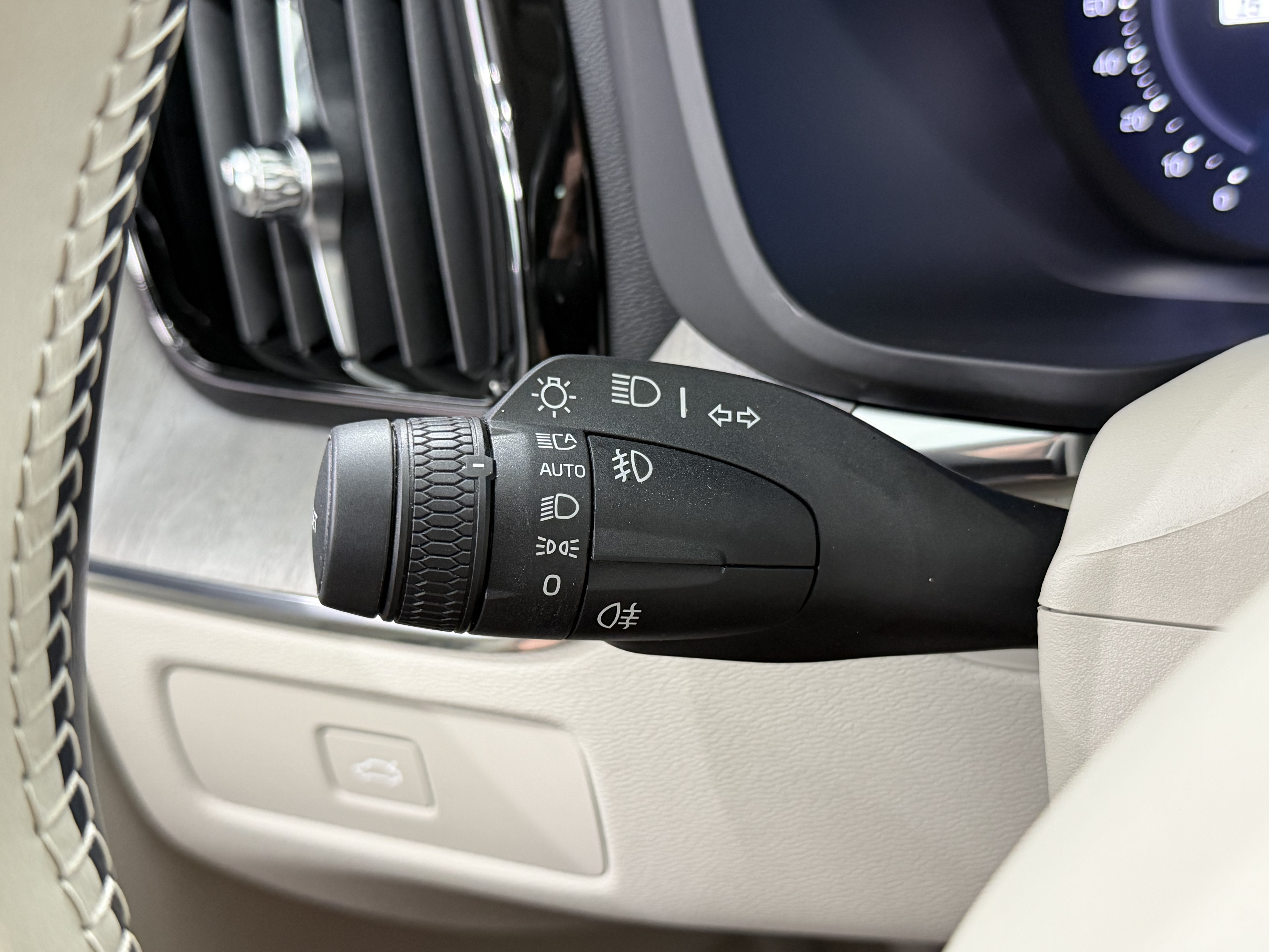 Used 2025 Volvo XC60 B5 Plus w/ Climate Package PRO AWD/4WD image 42