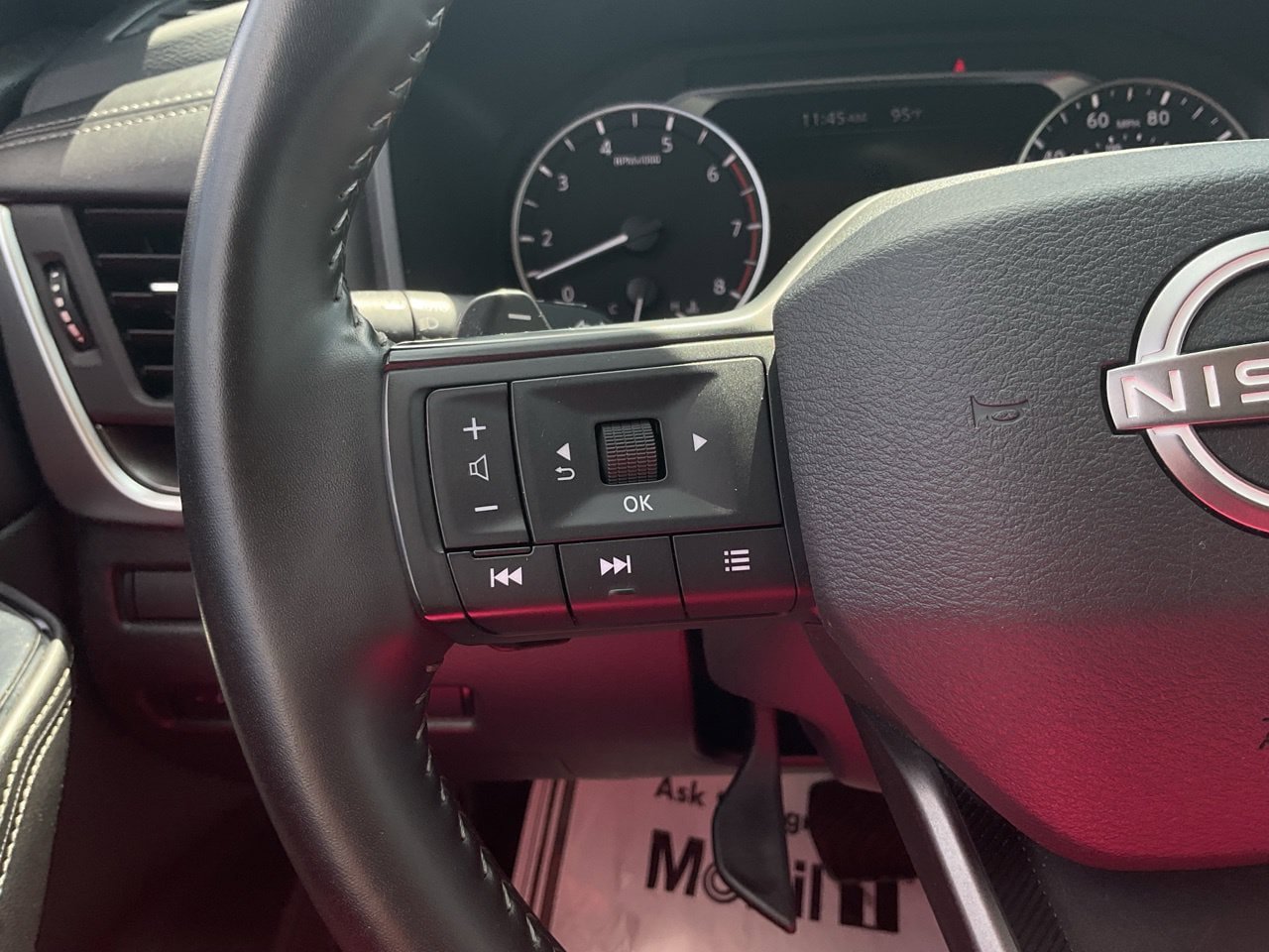 Used 2025 Nissan Rogue SV FWD image 33