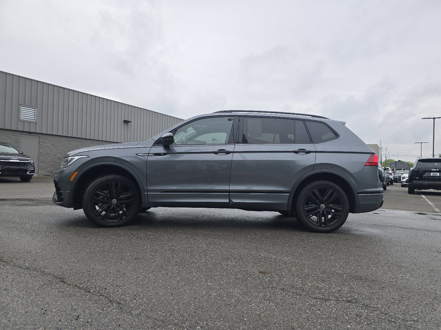 Used 2022 Volkswagen Tiguan SE R-Line AWD/4WD image 12