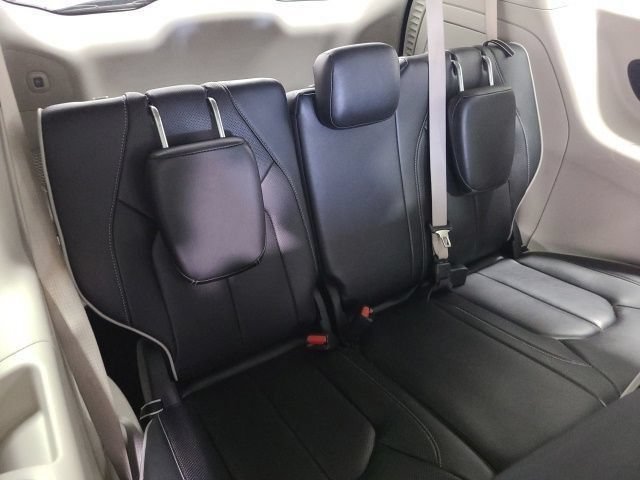 Used 2023 Chrysler Pacifica Limited FWD image 18