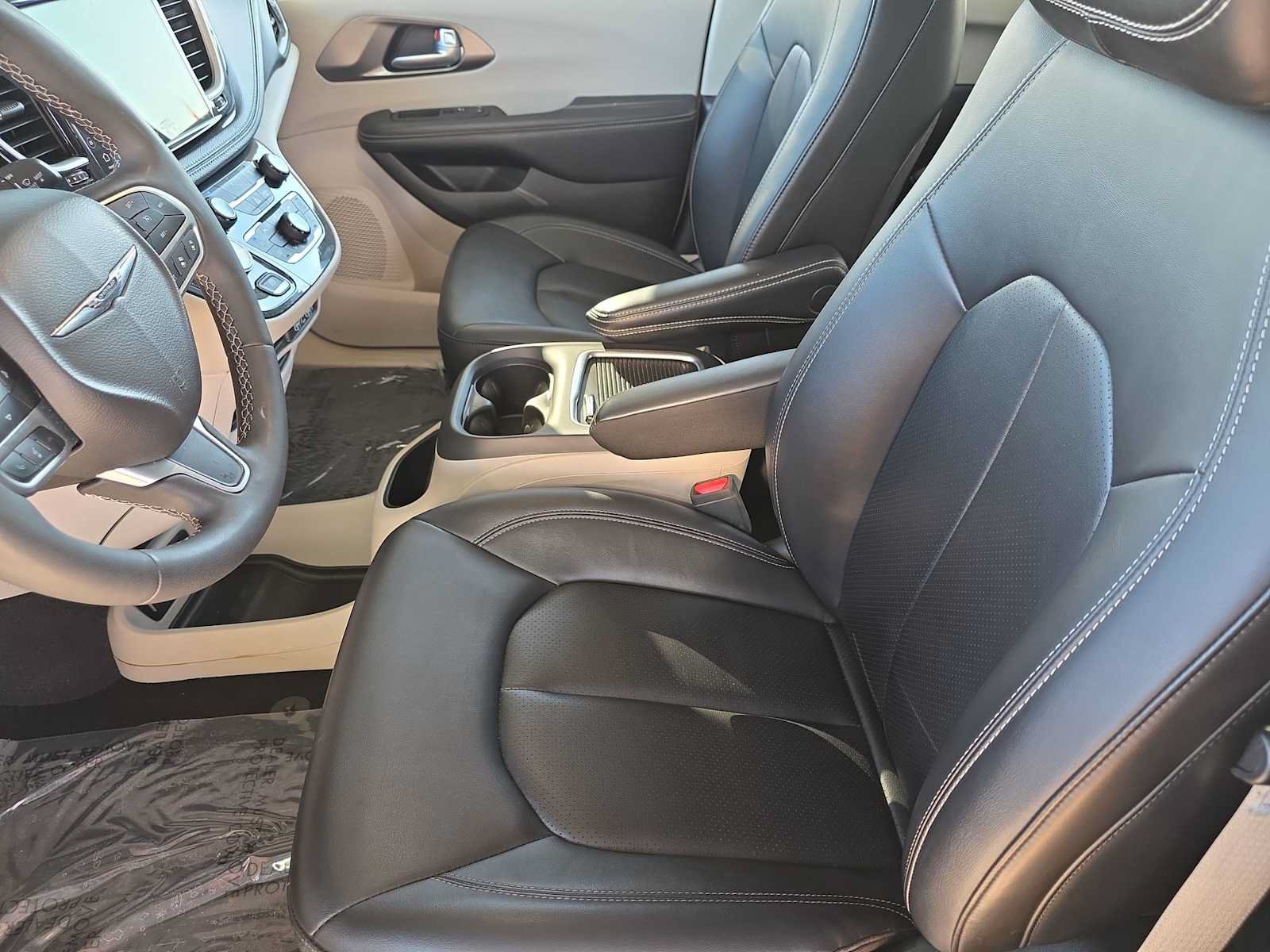 Used 2024 Chrysler Pacifica Limited FWD image 15
