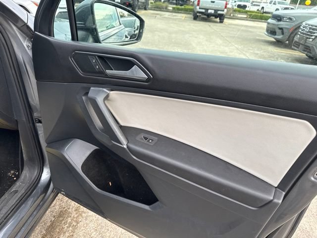 Used 2018 Volkswagen Tiguan SE w/ 18" Alloy Wheels Package FWD image 14
