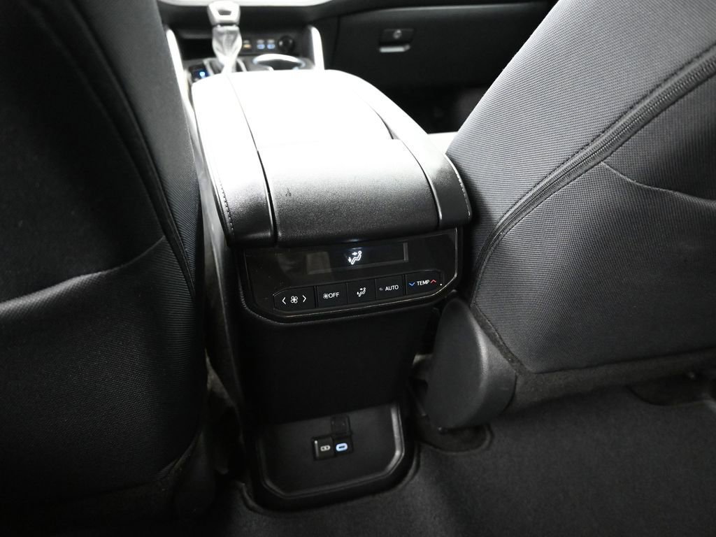 Used 2024 Toyota Highlander LE image 24