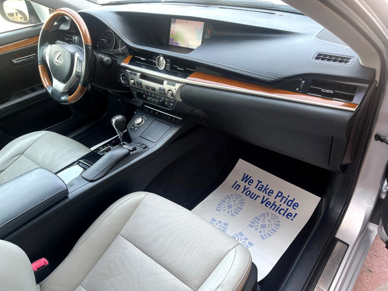 Used 2013 Lexus ES 300h image 17