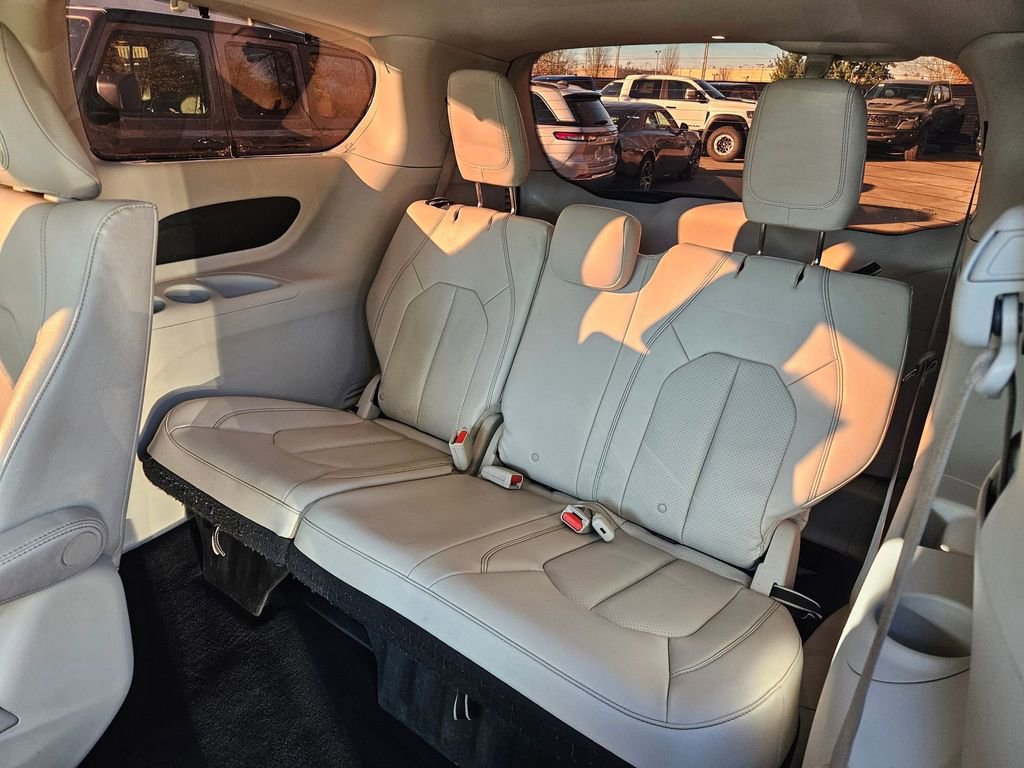 Certified 2018 Chrysler Pacifica Touring-L image 15