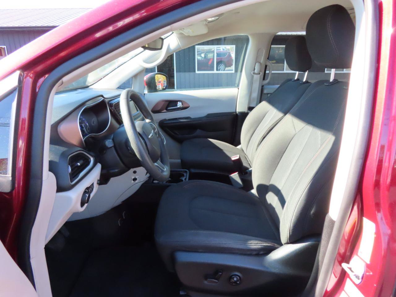 Used 2017 Chrysler Pacifica Touring FWD image 19