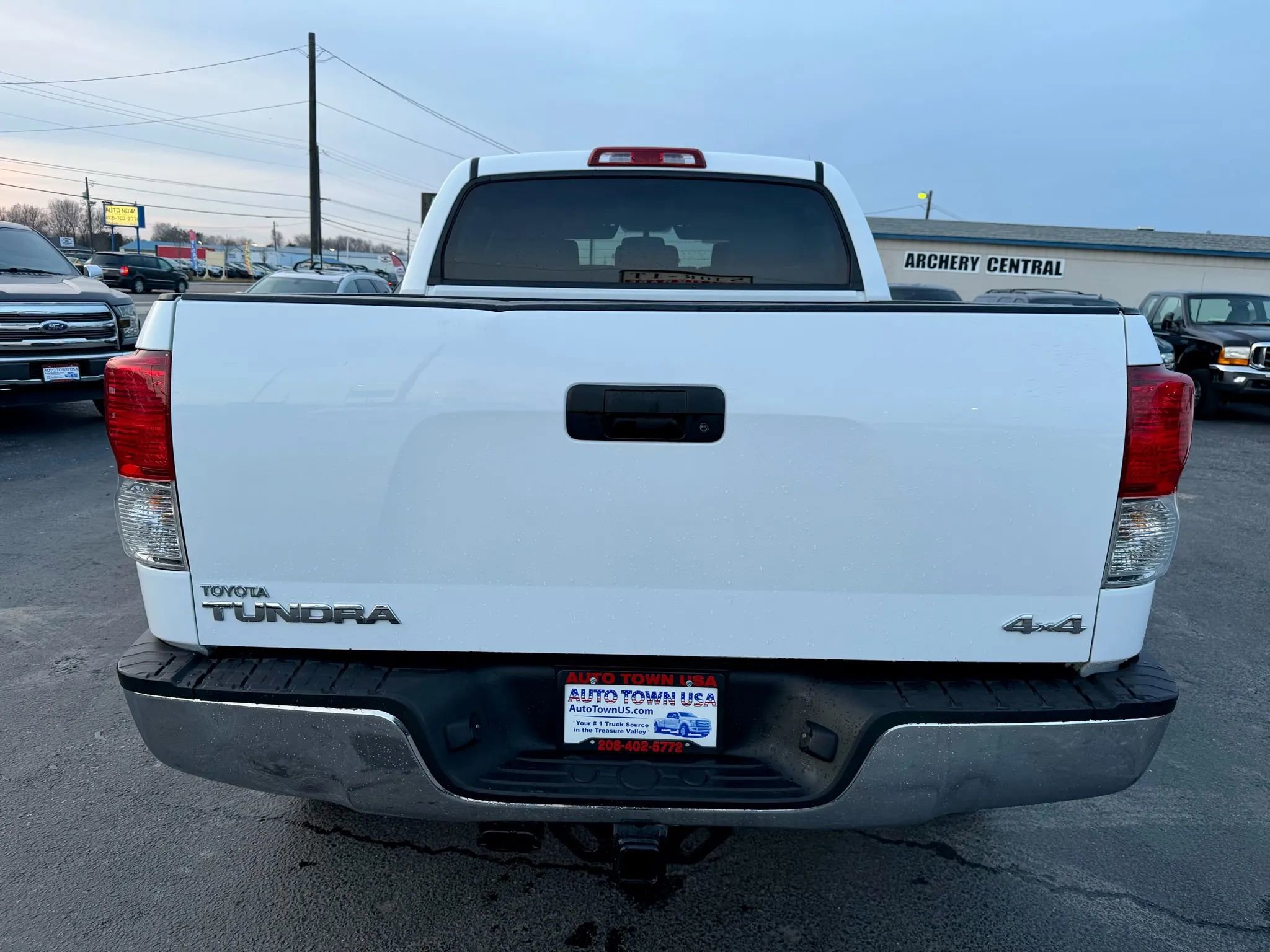Used 2012 Toyota Tundra 4x4 CrewMax w/ Tow Pkg image 4