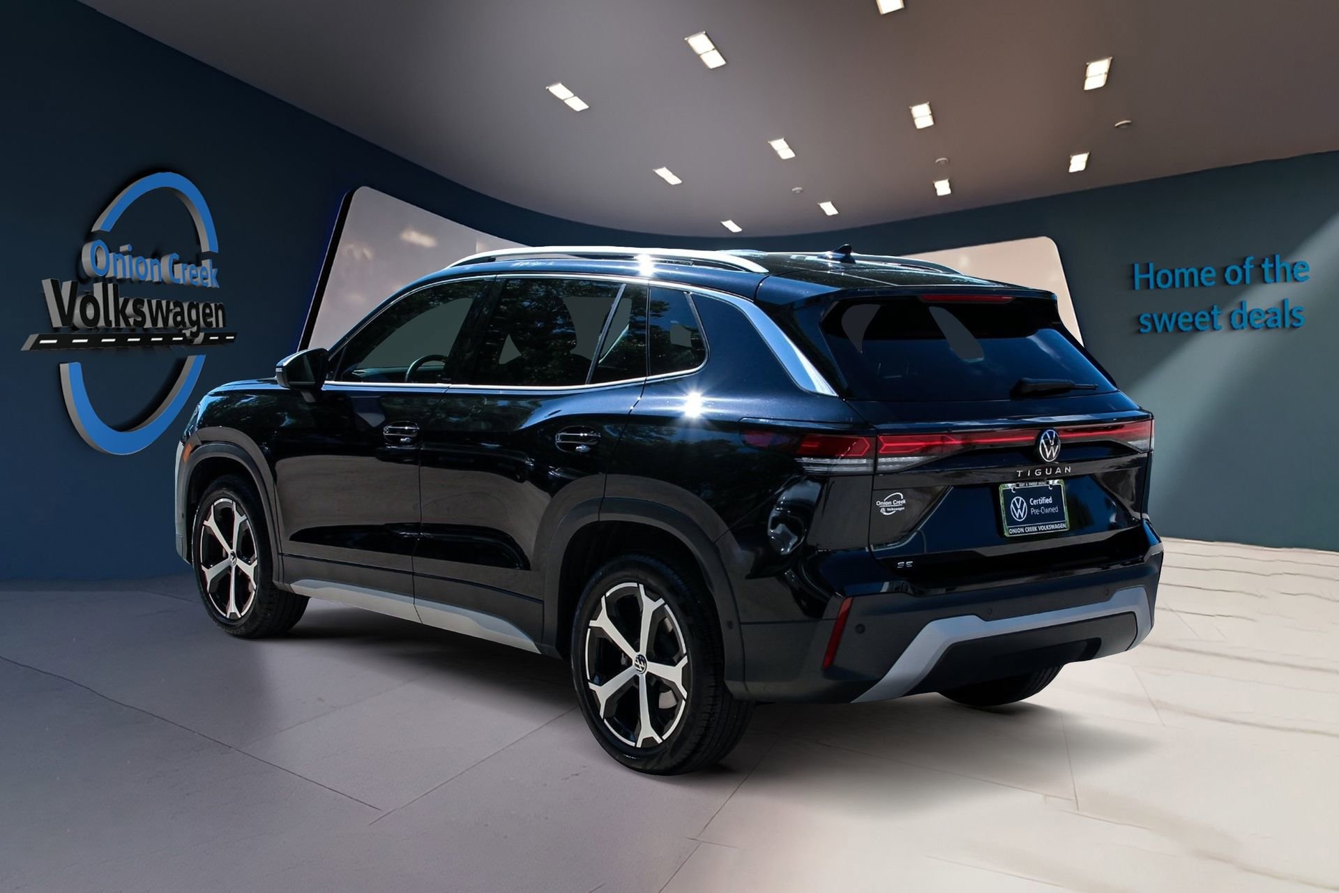 Certified 2025 Volkswagen Tiguan SE FWD image 6