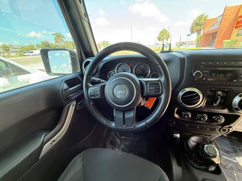 Used 2017 Jeep Wrangler Unlimited Sahara w/ Connectivity Group AWD/4WD image 11