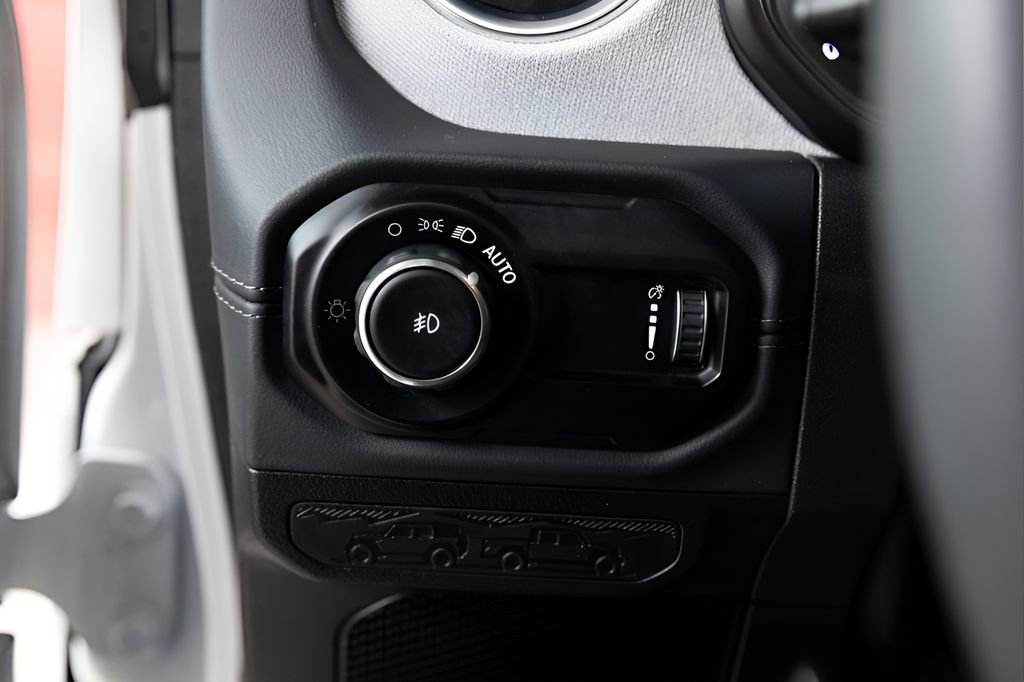 Used 2025 Jeep Wrangler Unlimited Sahara AWD/4WD image 57