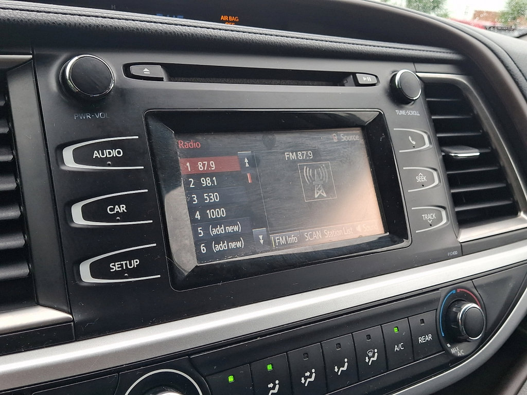 Used 2015 Toyota Highlander LE AWD/4WD image 28