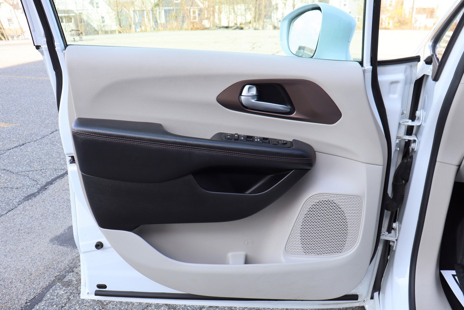Used 2017 Chrysler Pacifica Touring-L FWD image 24