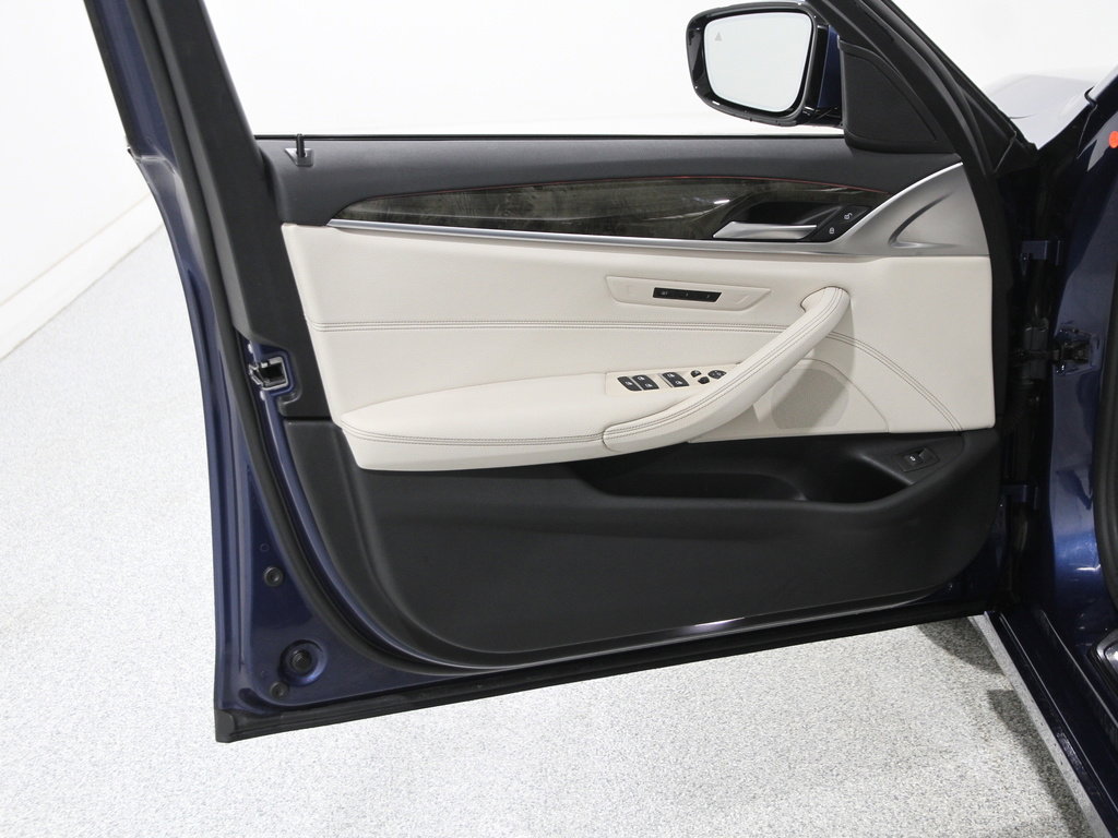 Certified 2022 BMW 530i xDrive w/ Convenience Package image 4