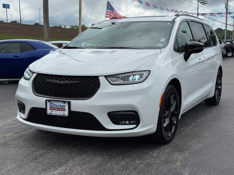 Used 2025 Chrysler Pacifica Limited FWD image 9