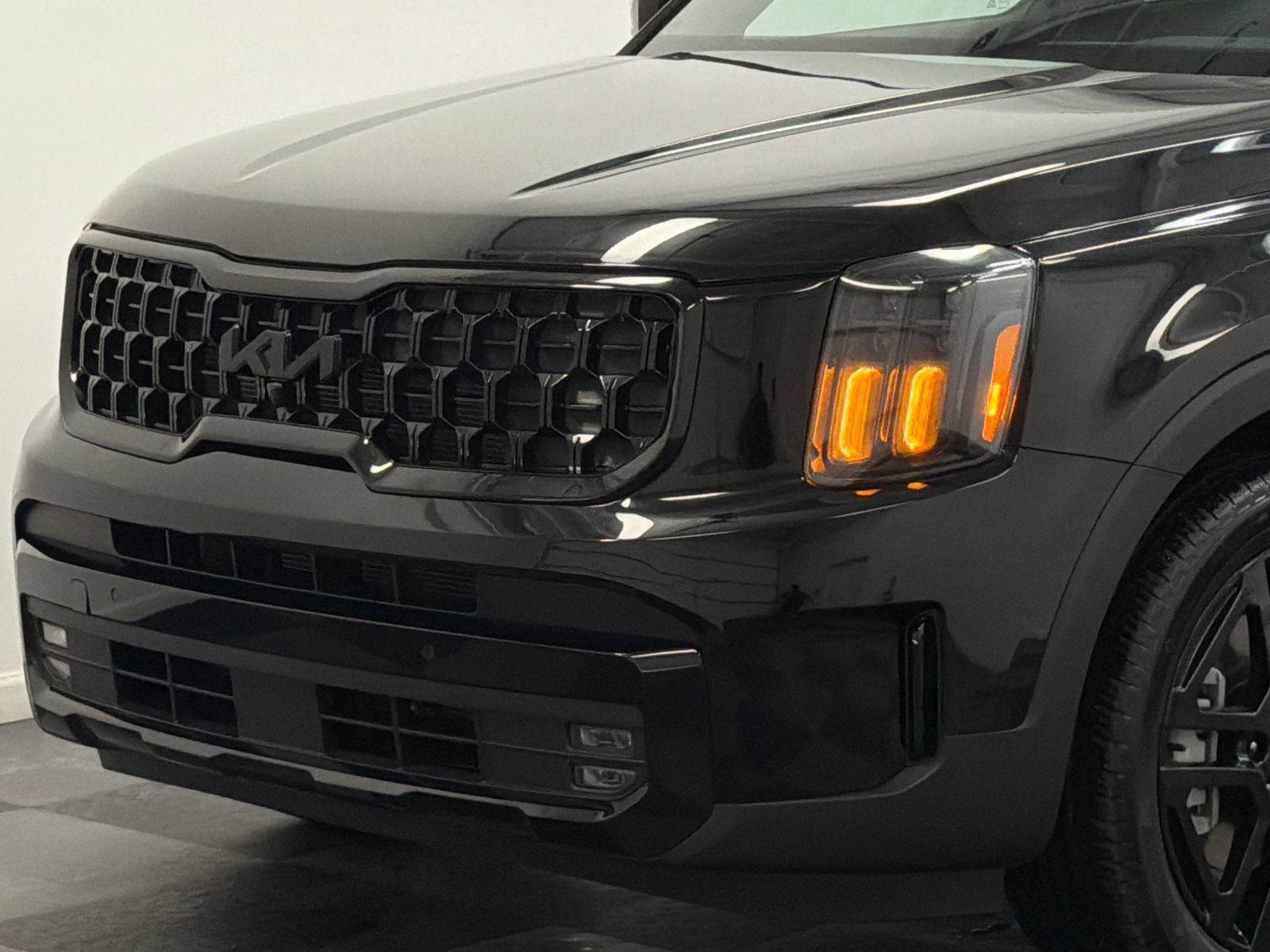 Used 2025 Kia Telluride SX X-Line AWD/4WD image 2