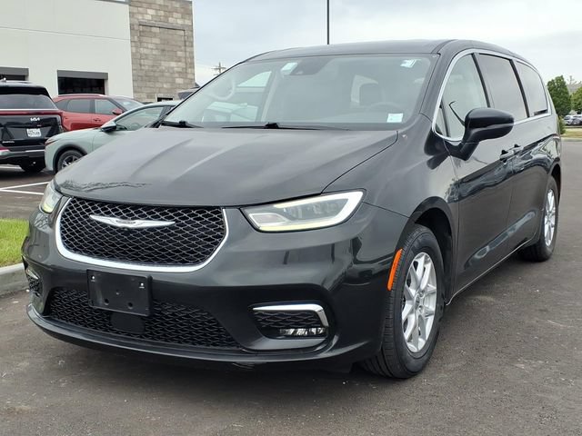 Used 2023 Chrysler Pacifica Touring-L FWD image 2