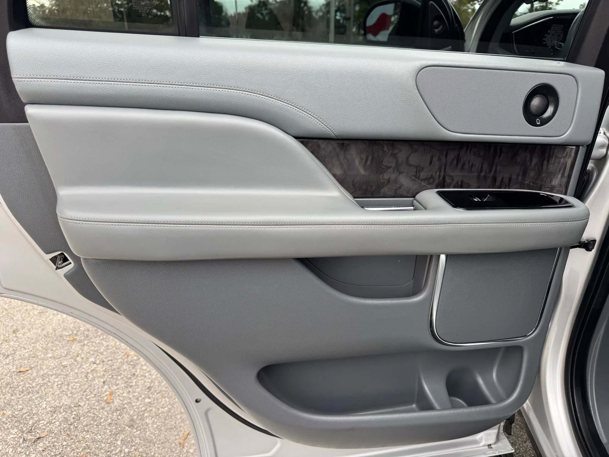 Used 2018 Lincoln Navigator Select w/ Technology Package AWD/4WD image 18