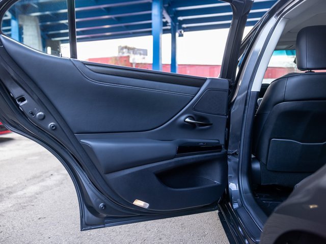 Used 2025 Lexus ES 300h w/ Premium Package image 29