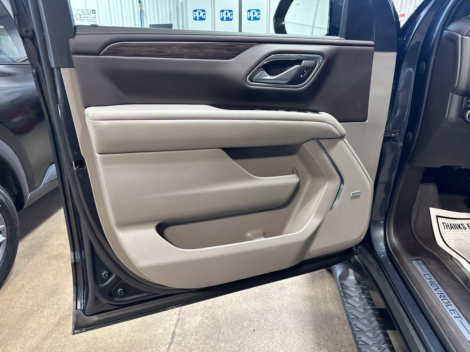 Used 2022 Chevrolet Tahoe Z71 w/ Z71 Off-Road Package AWD/4WD image 14