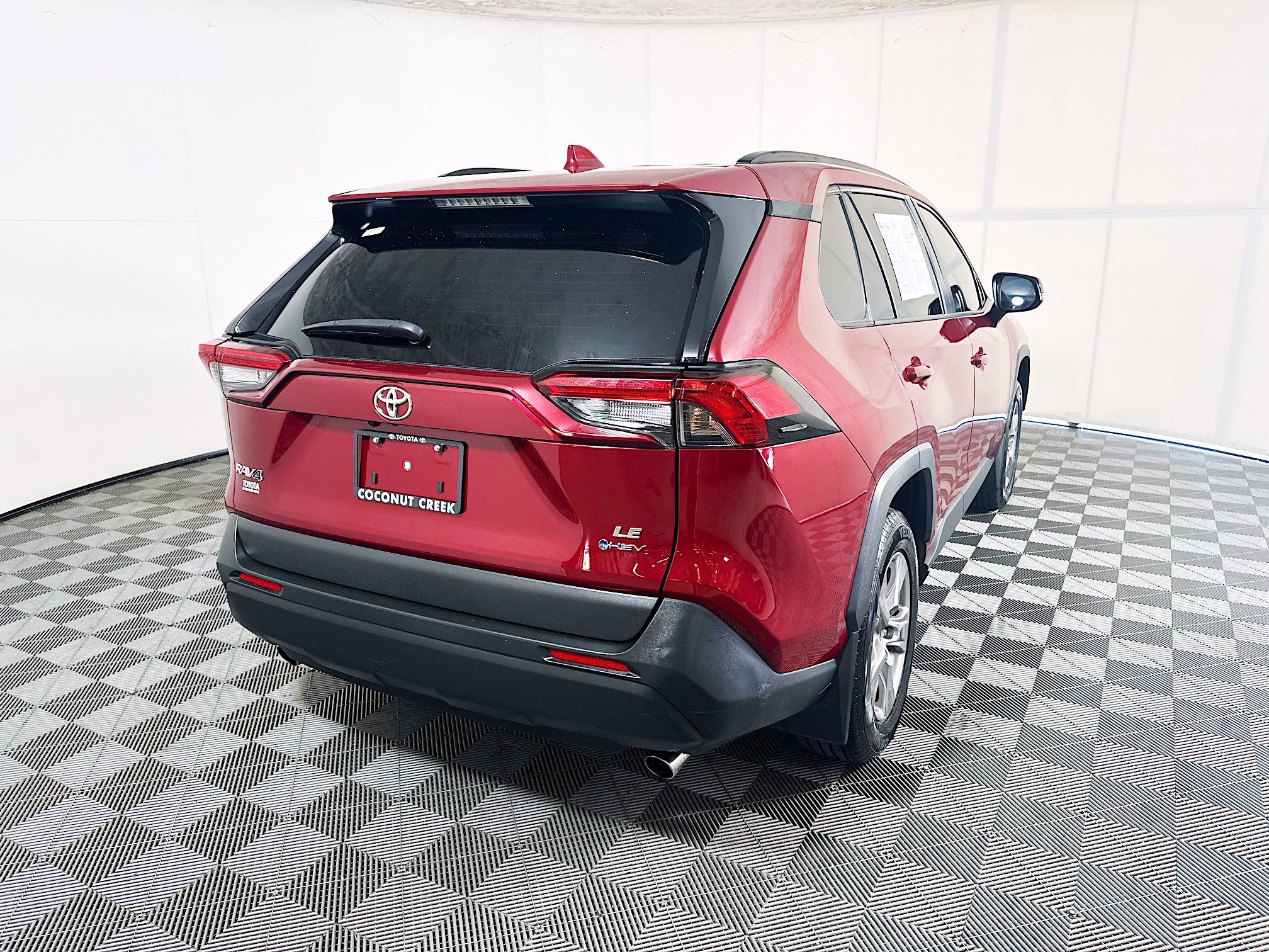 Used 2025 Toyota RAV4 LE AWD/4WD image 3