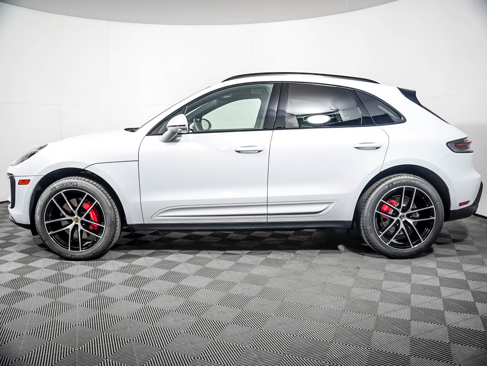 Used 2026 Porsche Macan S AWD/4WD image 2