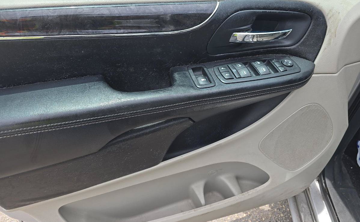 Used 2011 Chrysler Town & Country Touring FWD image 9